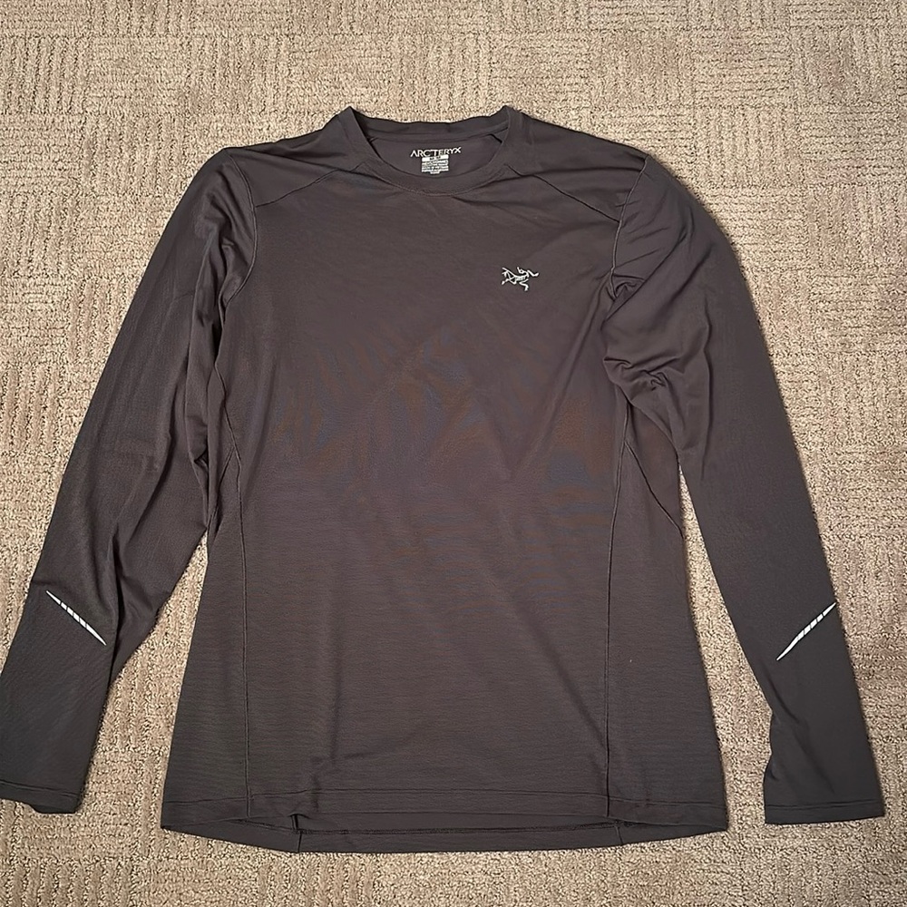Arcteryx men’s long sleeve athletic shirt size medium in charcoal gray